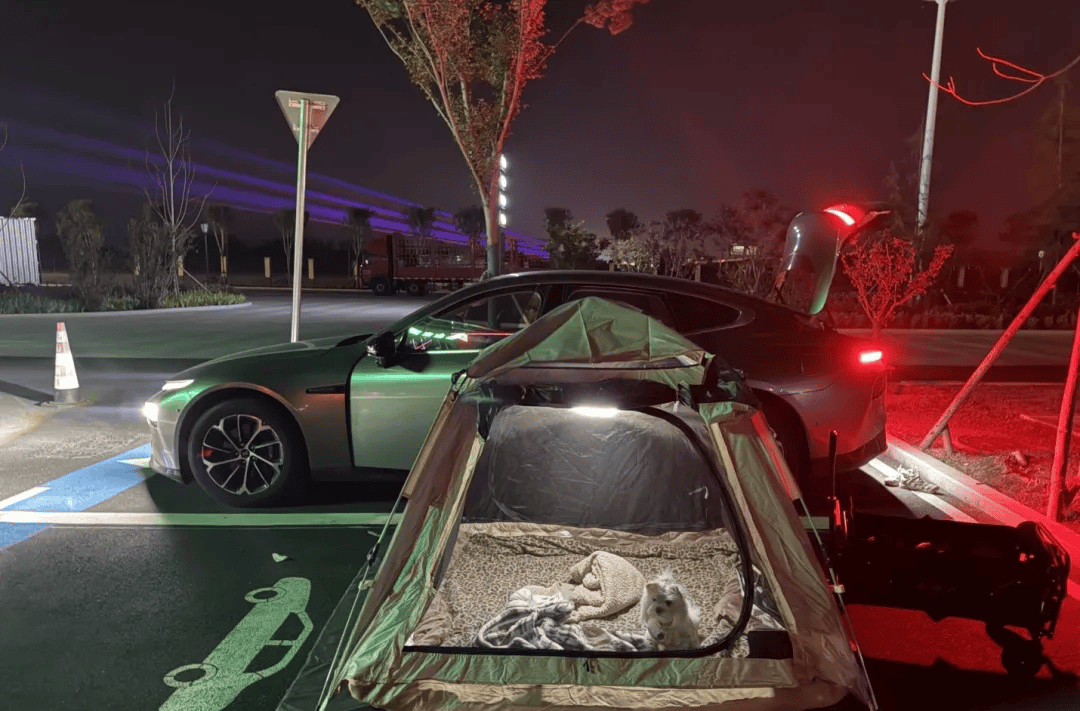 期间年轻人旅行掀起“帐篷过夜”热潮AG真人网页不住酒店住帐篷！国庆(图2)